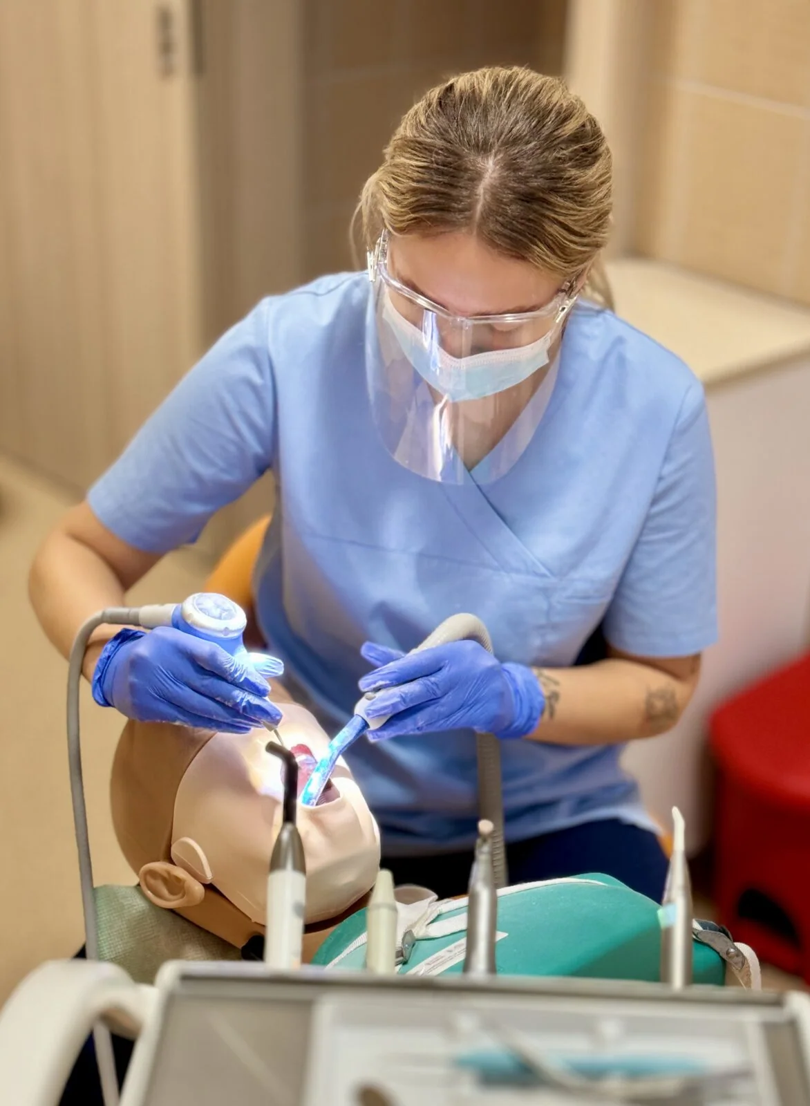 Ćwiczenia na fantomie w pracowni stomatologicznej MSP nr 3 w Warszawie