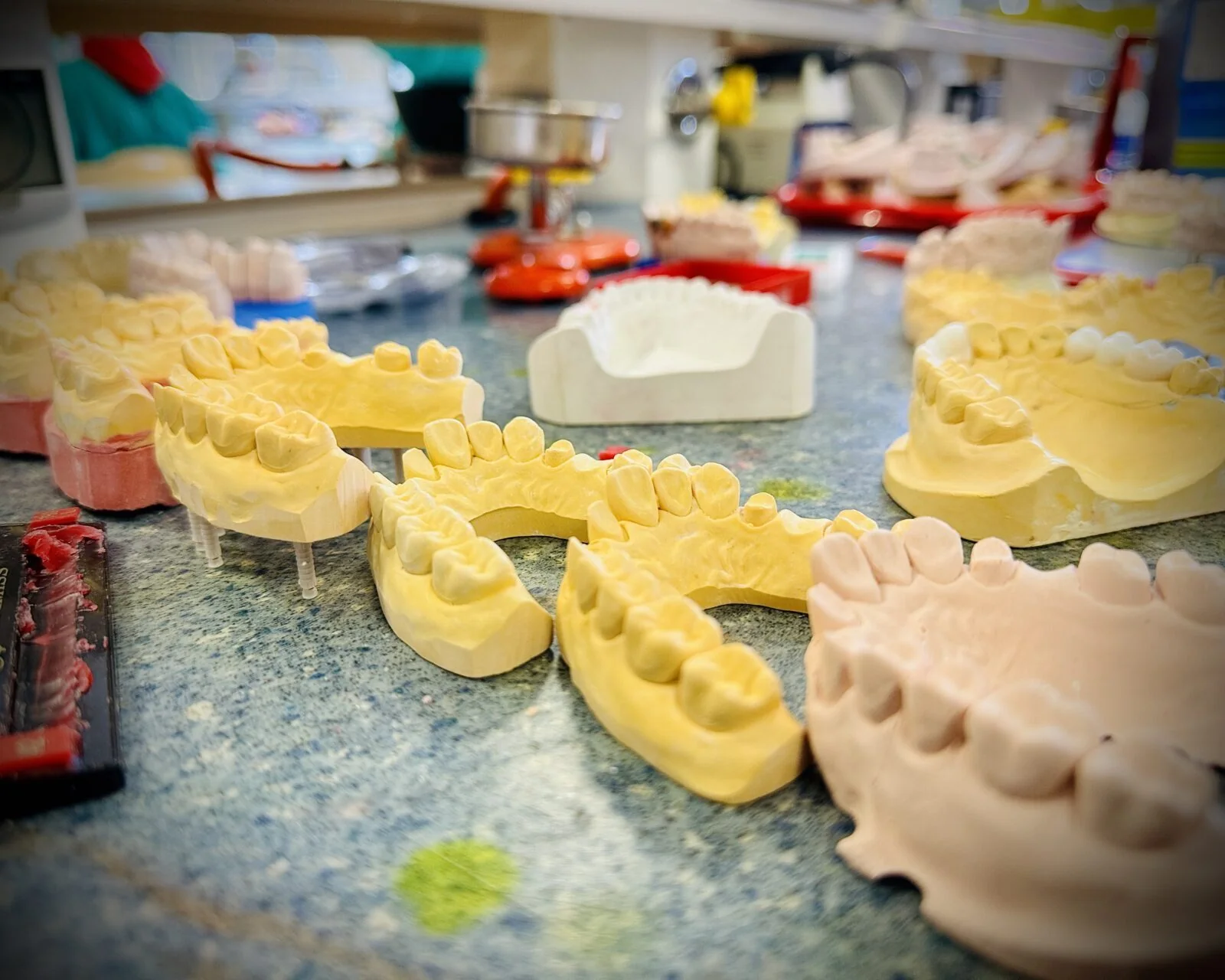 Modele uzębienia w pracowni techniki dentystycznej MSP nr 3 w Warszawie
